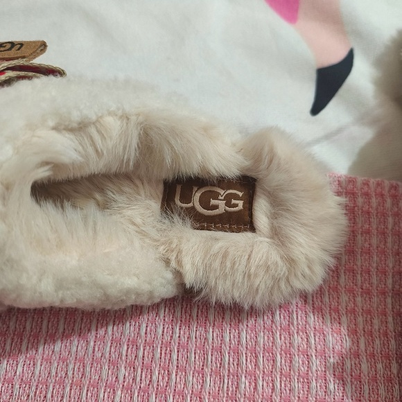 UGG White Sheepskin And Shearling Closed-Toe Plush Slippers - Picture 4 of 6
